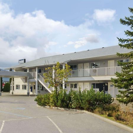 Travelodge By Wyndham Salmon Arm Bc Exteriör bild